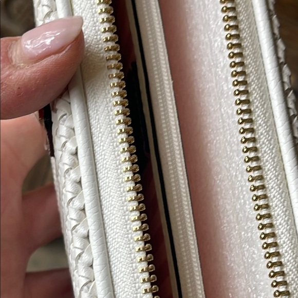 Victoria's Secret White Woven Wallet - Picture 5 of 9